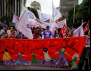 Mais de 8 mil manifestantes na Paulista por igualdade e pelo fim da violência contra a mulher